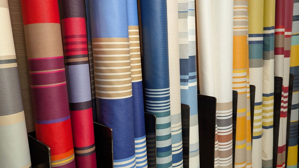 Rouleaux de tissu basque sur présentoir, atelier Lartigue1910 