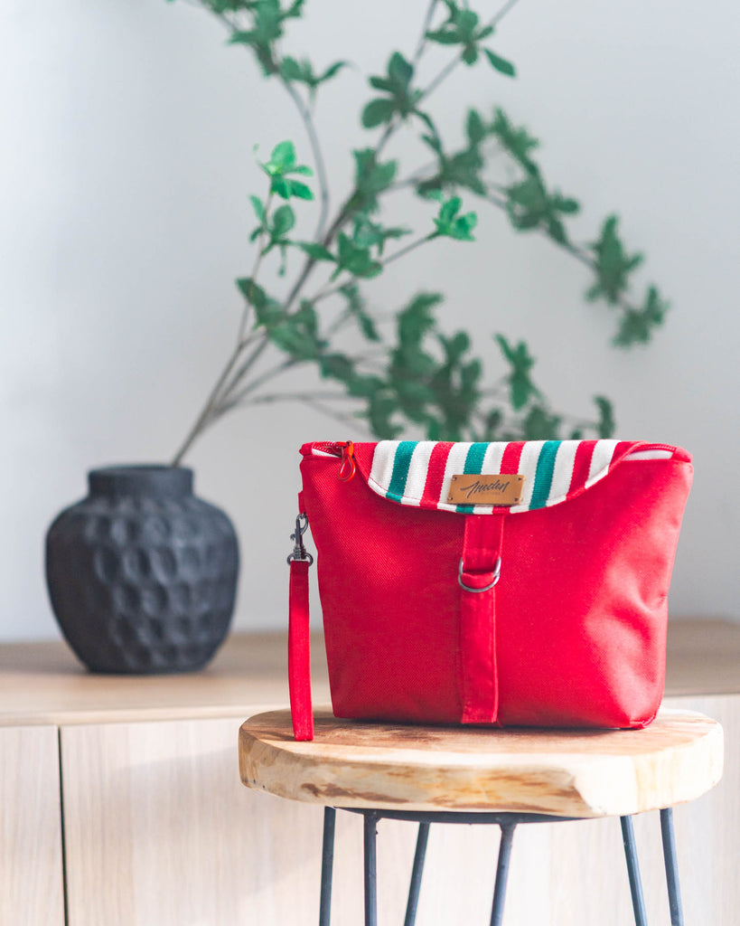 Trousse maquillage Eder rouge vif, rabat Toile Basque Espadrille, sur tabouret en bois.