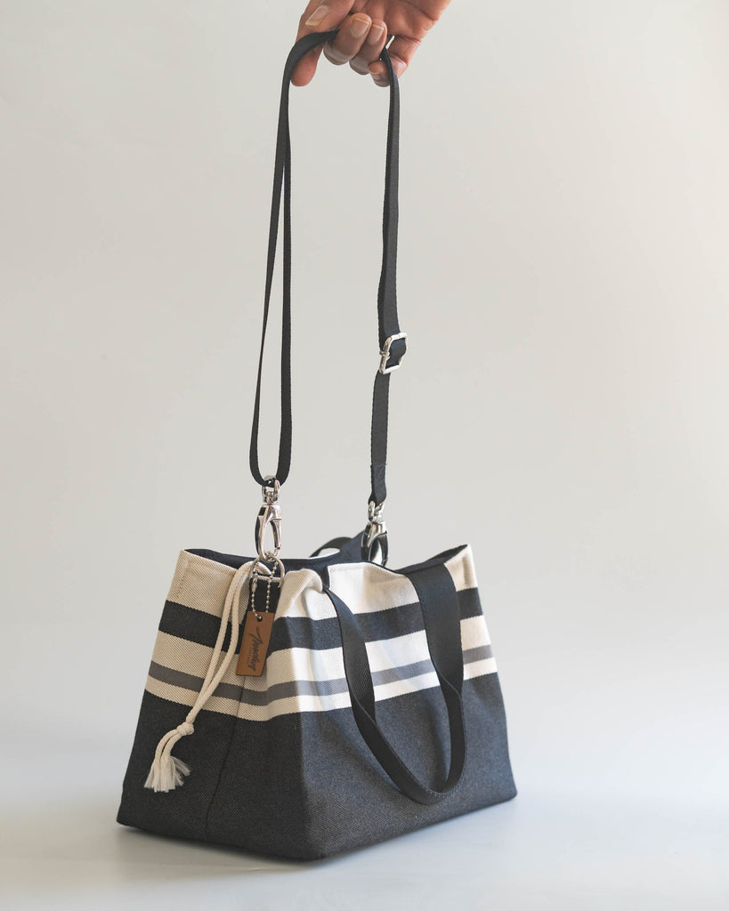 Sac porté avec la bandoulière longue ajustable