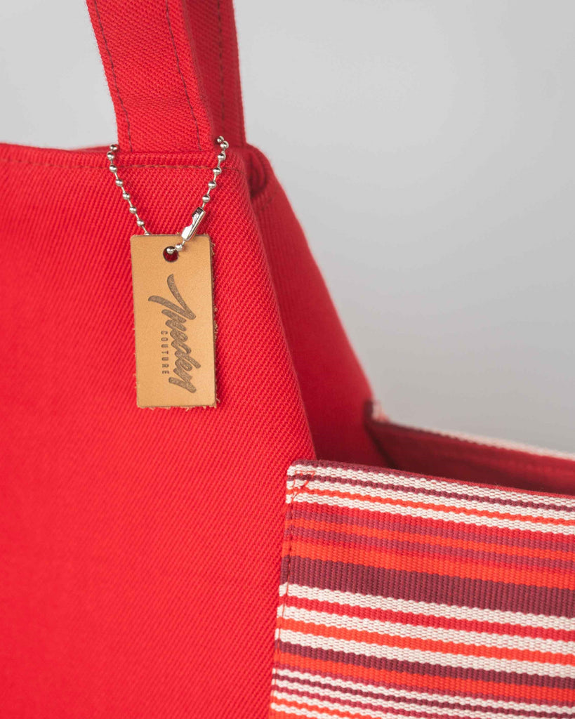 Etiquette logo Ineden couture posé sur un sac rouge