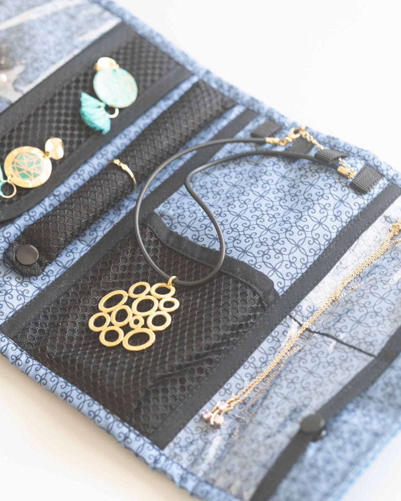 La pochette à bijoux ouverte: support colliers.
