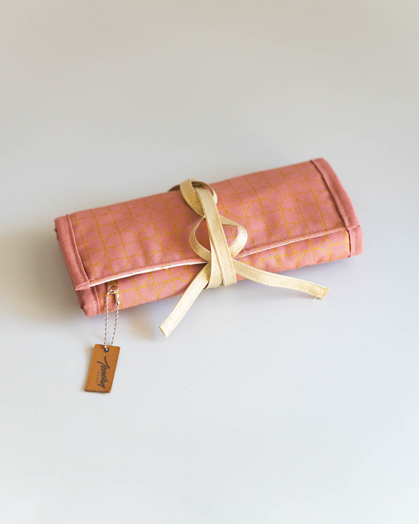 Pochette à bijoux rose Dina roulée, fermée par ruban écru