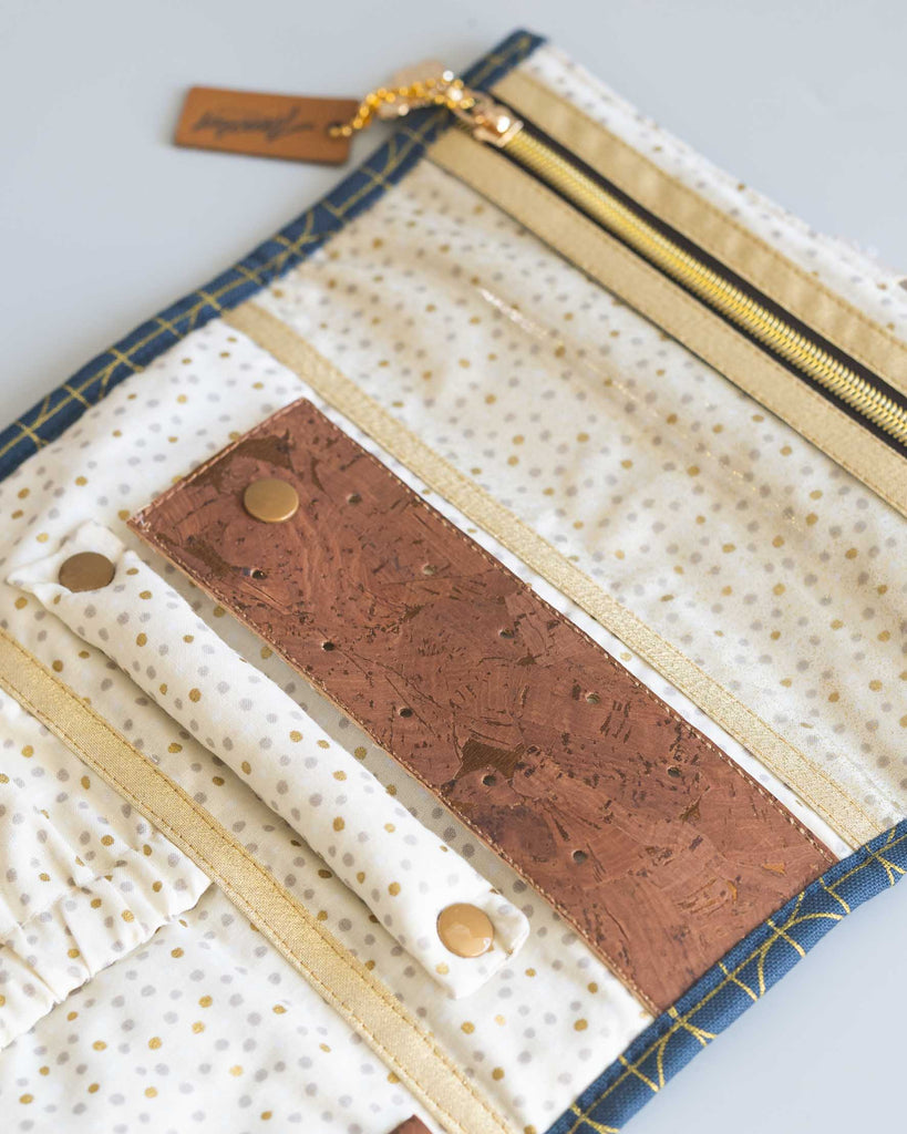 Détails de la pochette à bijoux vide: poche cristal zip doré; support boucles, et bagues.