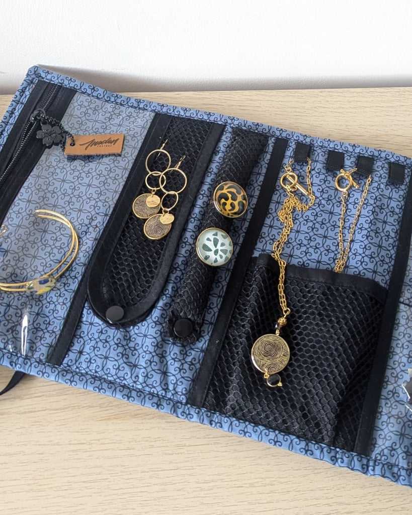 Pochette en tissu bleu avec bijoux