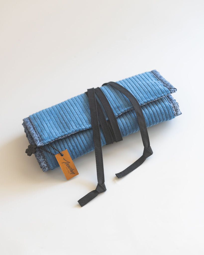 La pochette à bijoux fermée par un long ruban noir