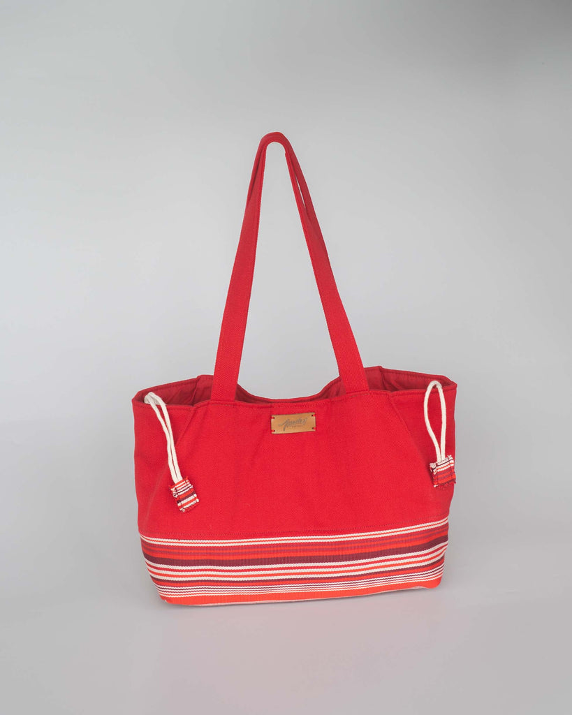 Sac Pochon Muxu vu de face, en toile rouge avec base en tissu basque rayé. Anses rouges.