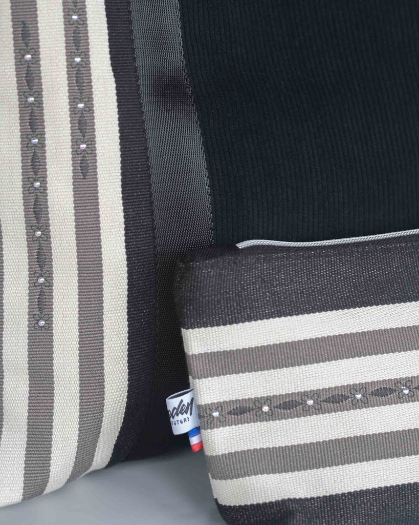 détails customisation sur rayures noires te blanches 