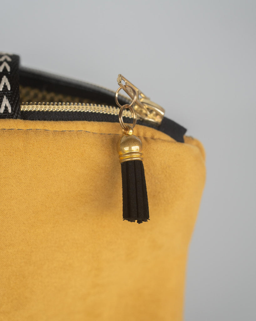 sac tissu jaune zip et curseur dorés pompon noir/doré