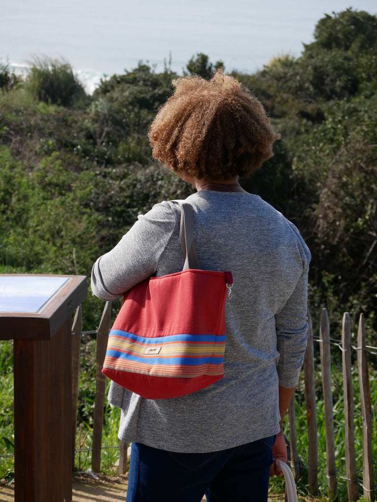 sac toile basque terracotta porté à l'épaule 