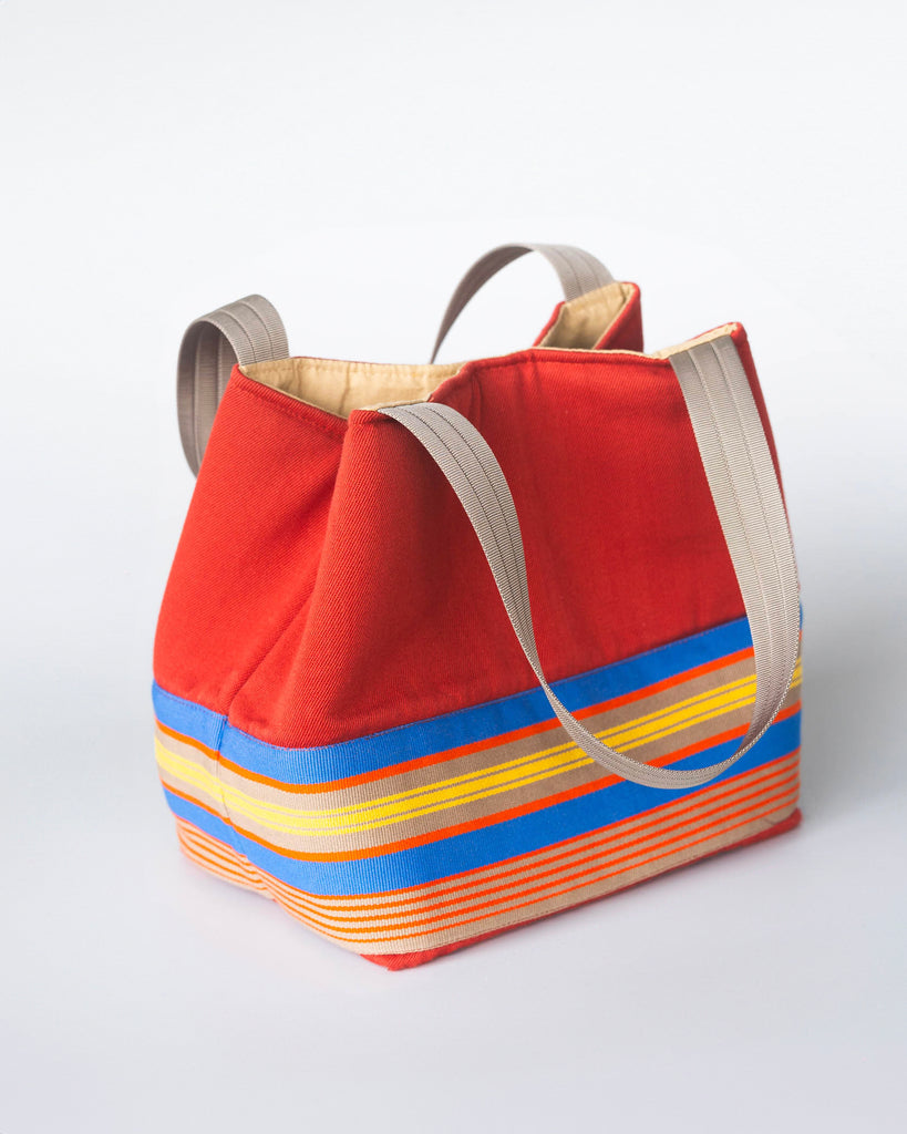 sac en tissu basque rouge et rayé bleu orange jaune avec anses grises