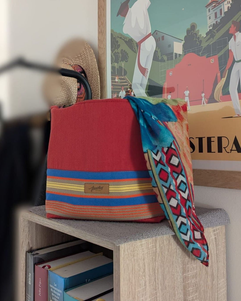 Panière en tissu posé sur un meuble