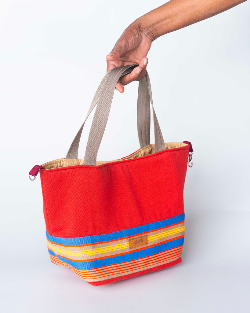 sac  cabas tissu basque porté à la main