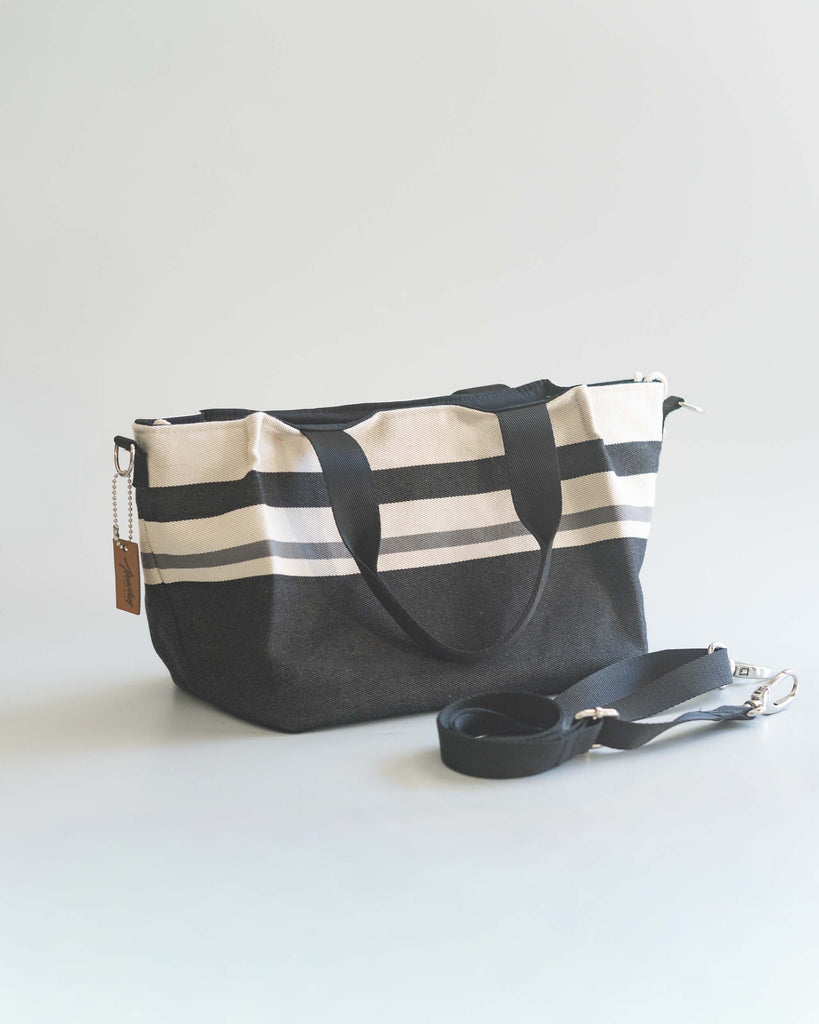 Petit sac à main en tissu basque Txomin noir et blanc avec bandoulière amovible – vue de face