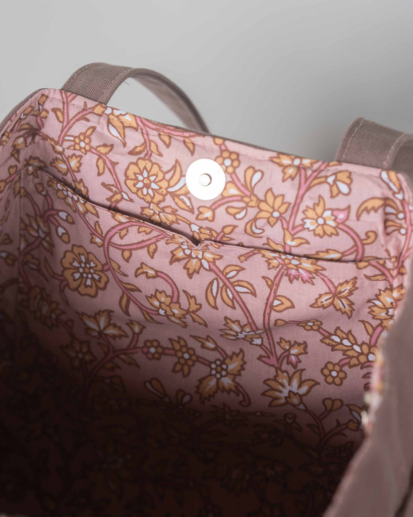 Interieur du sac trapèze couleur prune, doublure fleuri couleur assortie