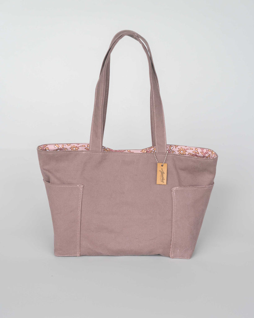 Petit sac cabas en tissu couleur prune, avec 2 poches latérales