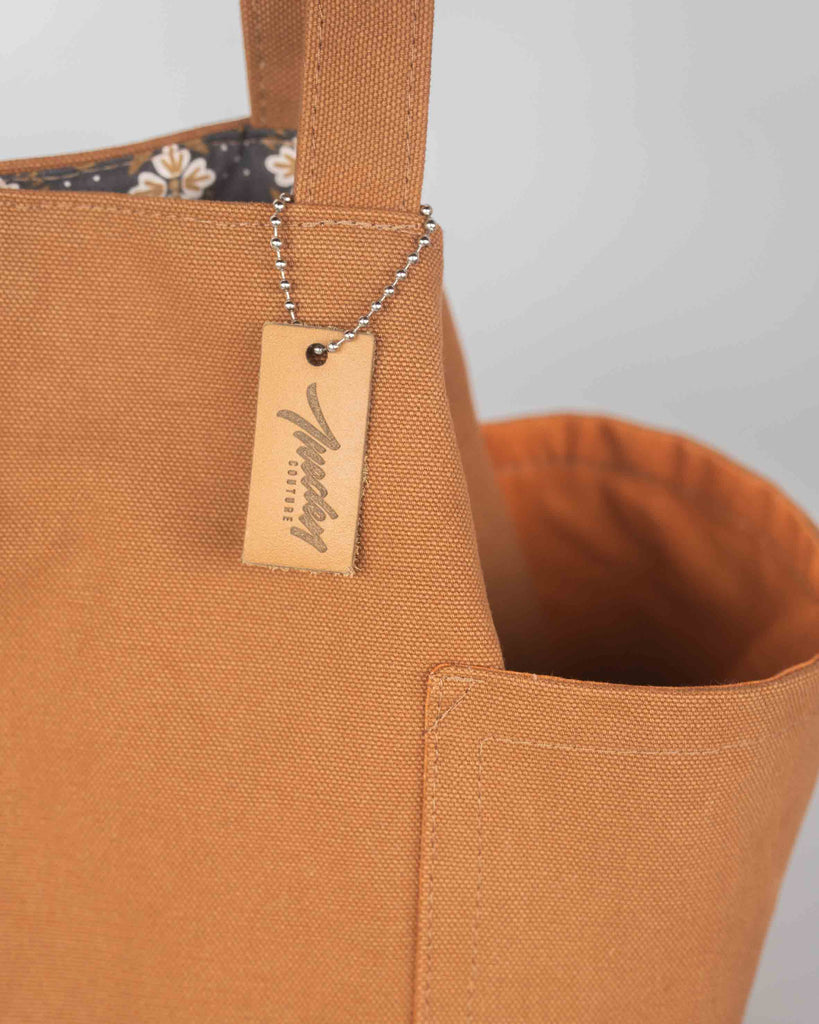 sac en tissu camel poche latérale ouverte logo Ineden Couture