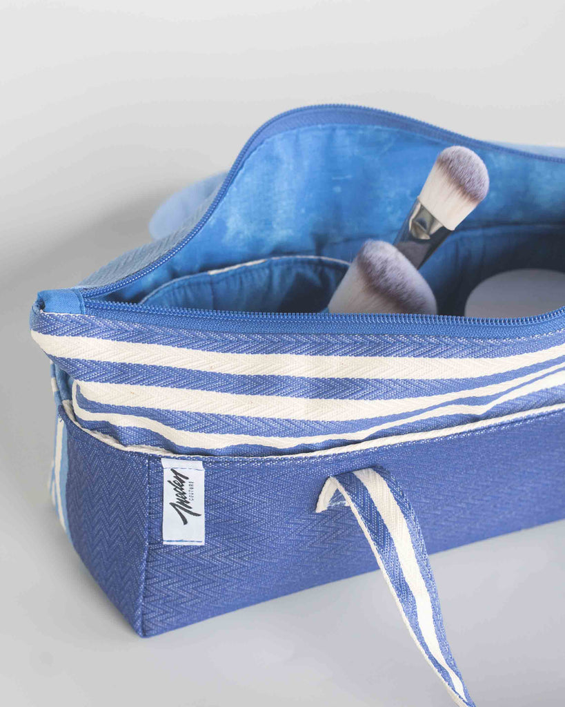 La trousse de toilette Elaia bleu enduite ouverte 