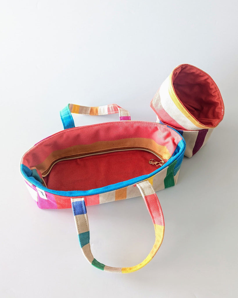 La trousse Argia ouverte bord zippé rabattu à l'interieur formant une panière