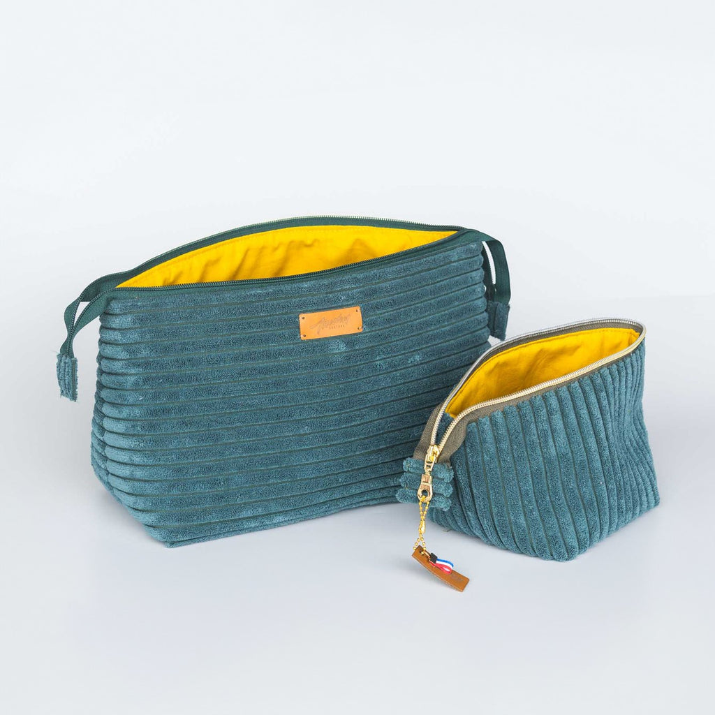deux trousses en tissu velours vert, interieur orange