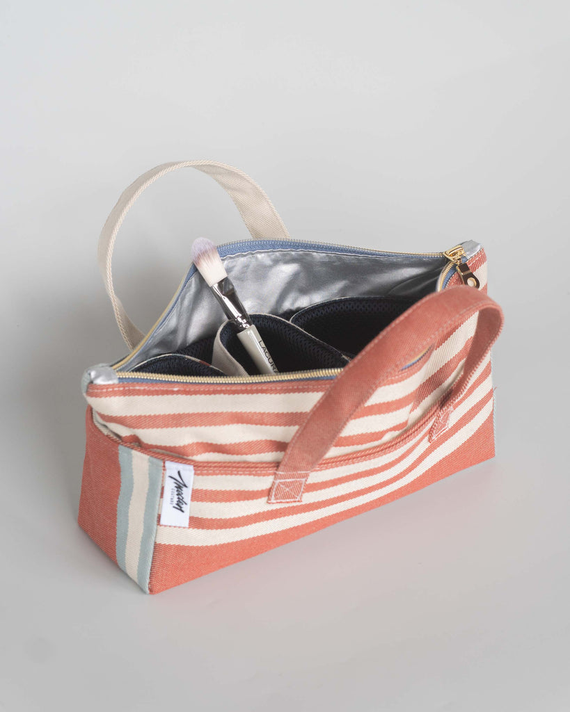 Trousse de toilette rayée bleu banc rose, zip ouvert, 3 petites panières intérieur