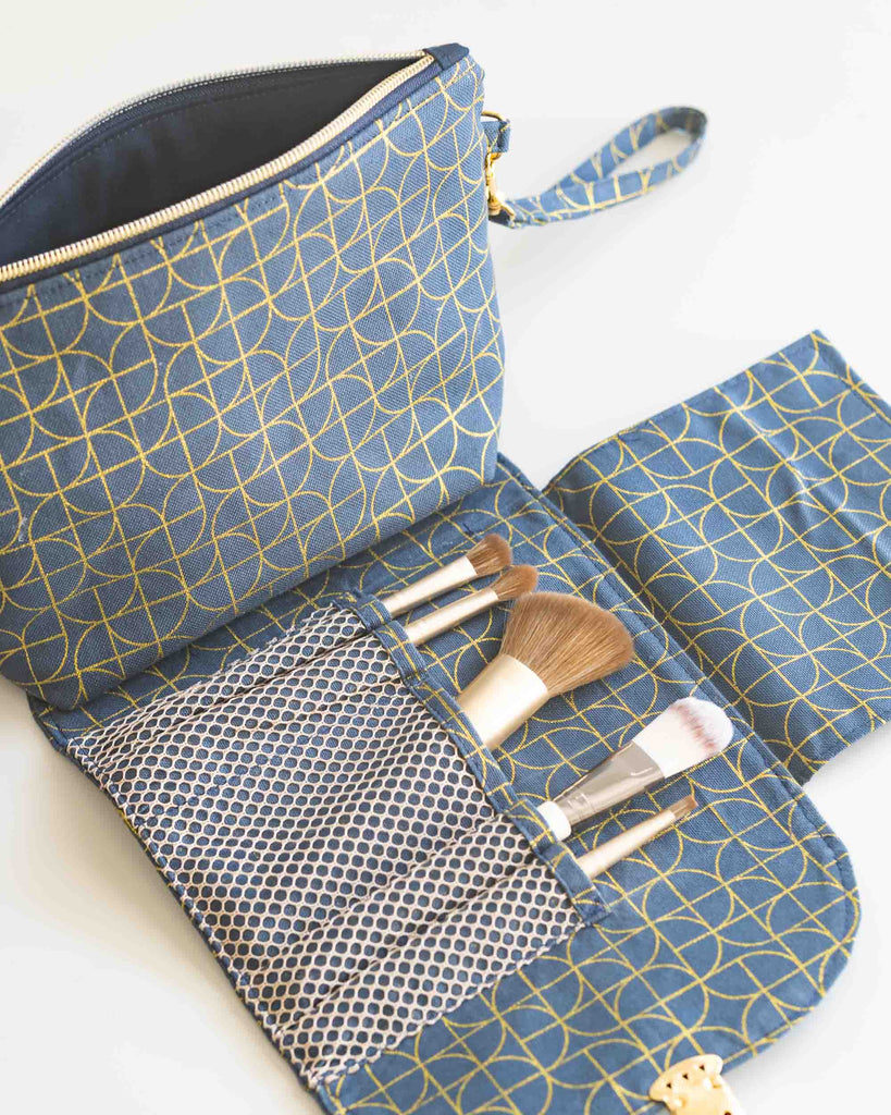 Pochette ouverte avec pinceaux rangés dans les compartiments filet.