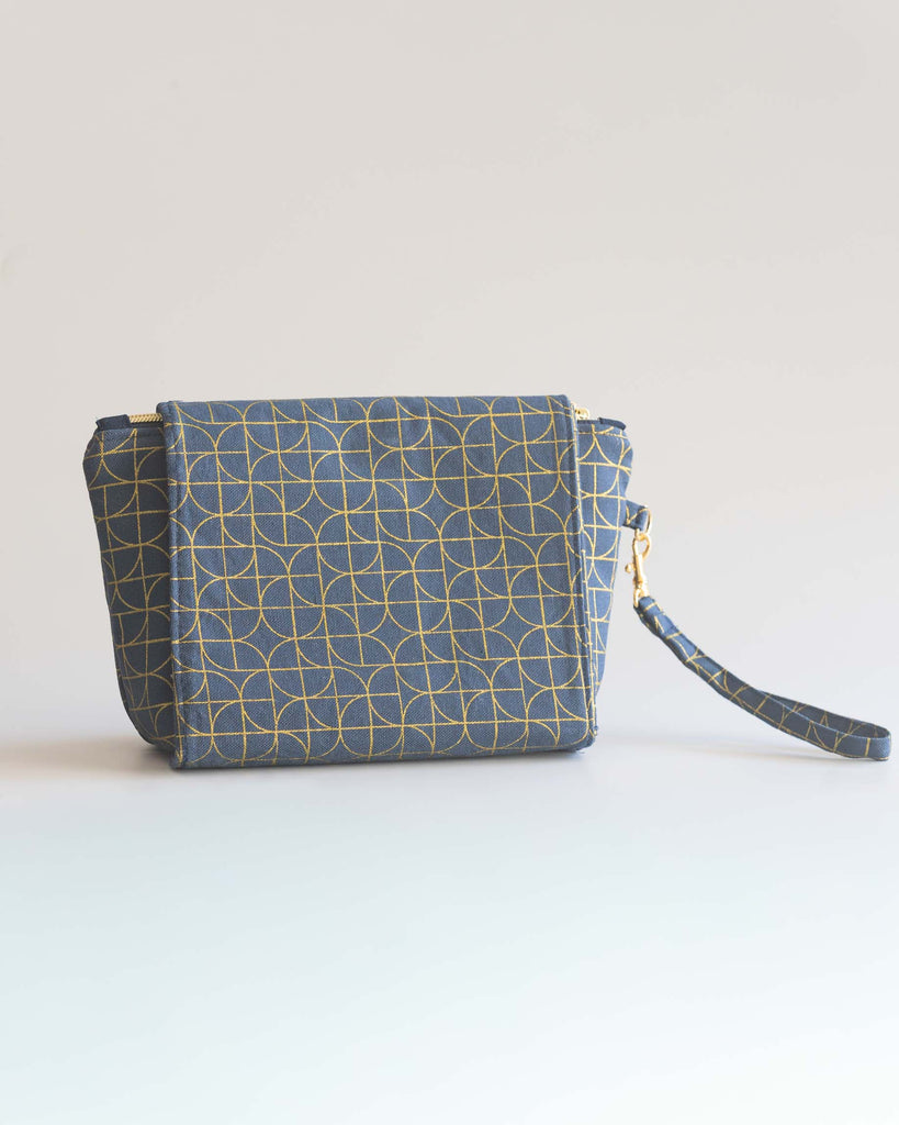 Vue dos de la trousse à maquillage en coton bleu