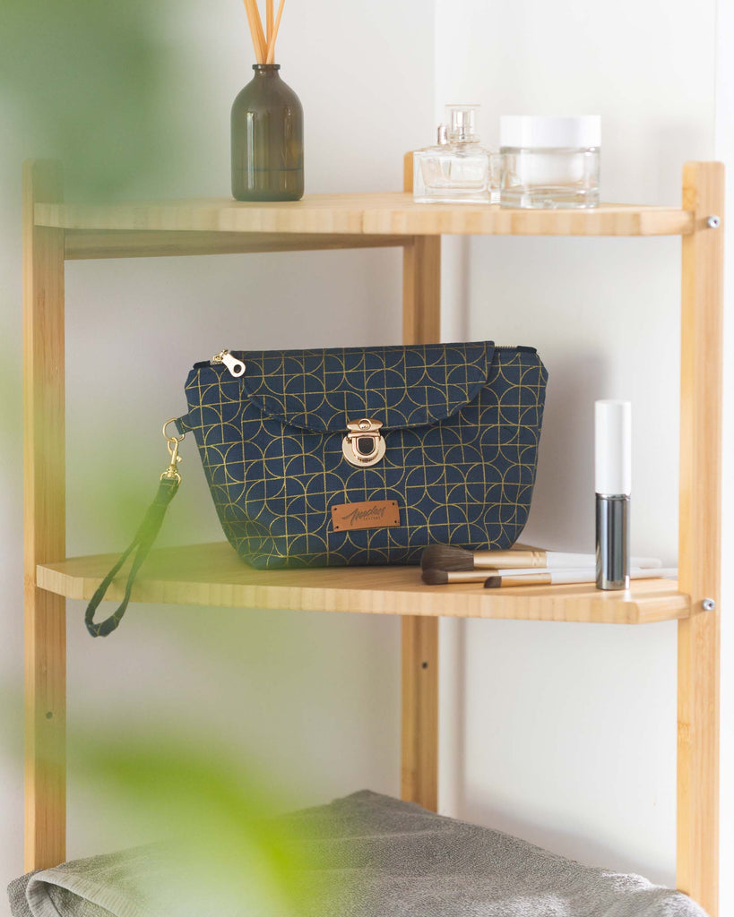 Trousse maquillage bleue posée sur une étagère