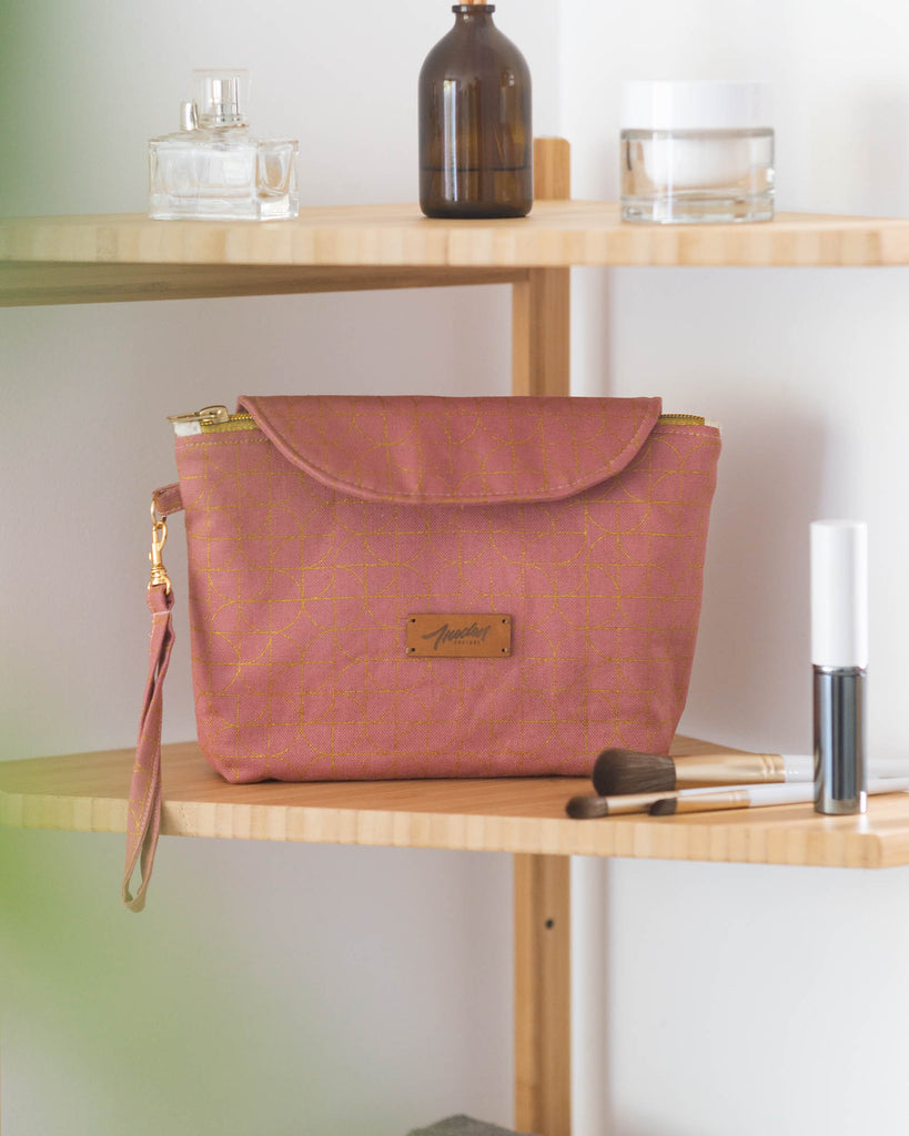 La trousse à maquillage posée sur une étagère