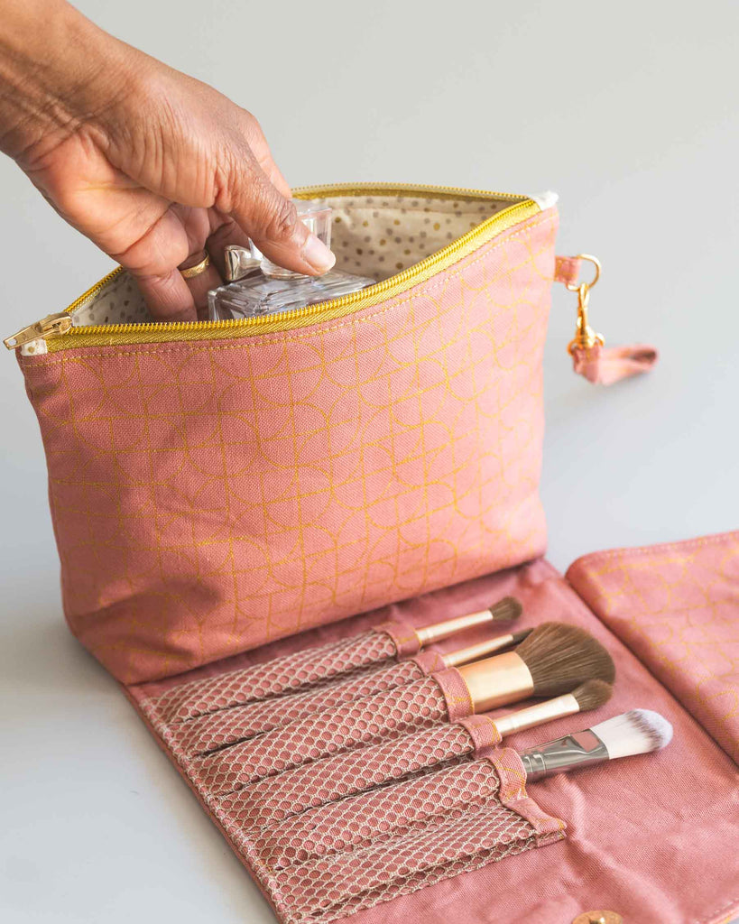 Pochette ouverte avec pinceaux rangés dans les compartiments filet.