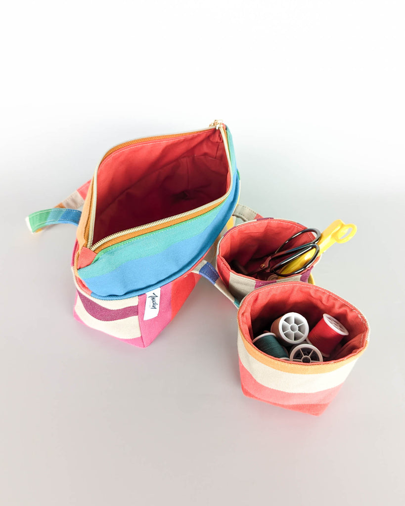 Ensemble trousse Argia ouverte et pochette assortie contenant du petit matériel.