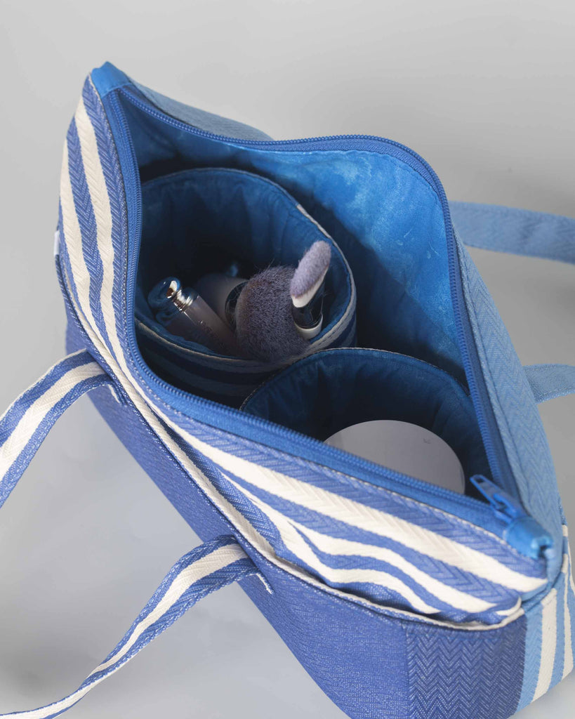 La trousse toile basque enduite bleu et blanc ouverte 2 panières garnies à lintérieur