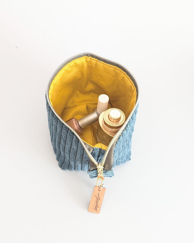 petite trousse ouverte aec produits maquillage