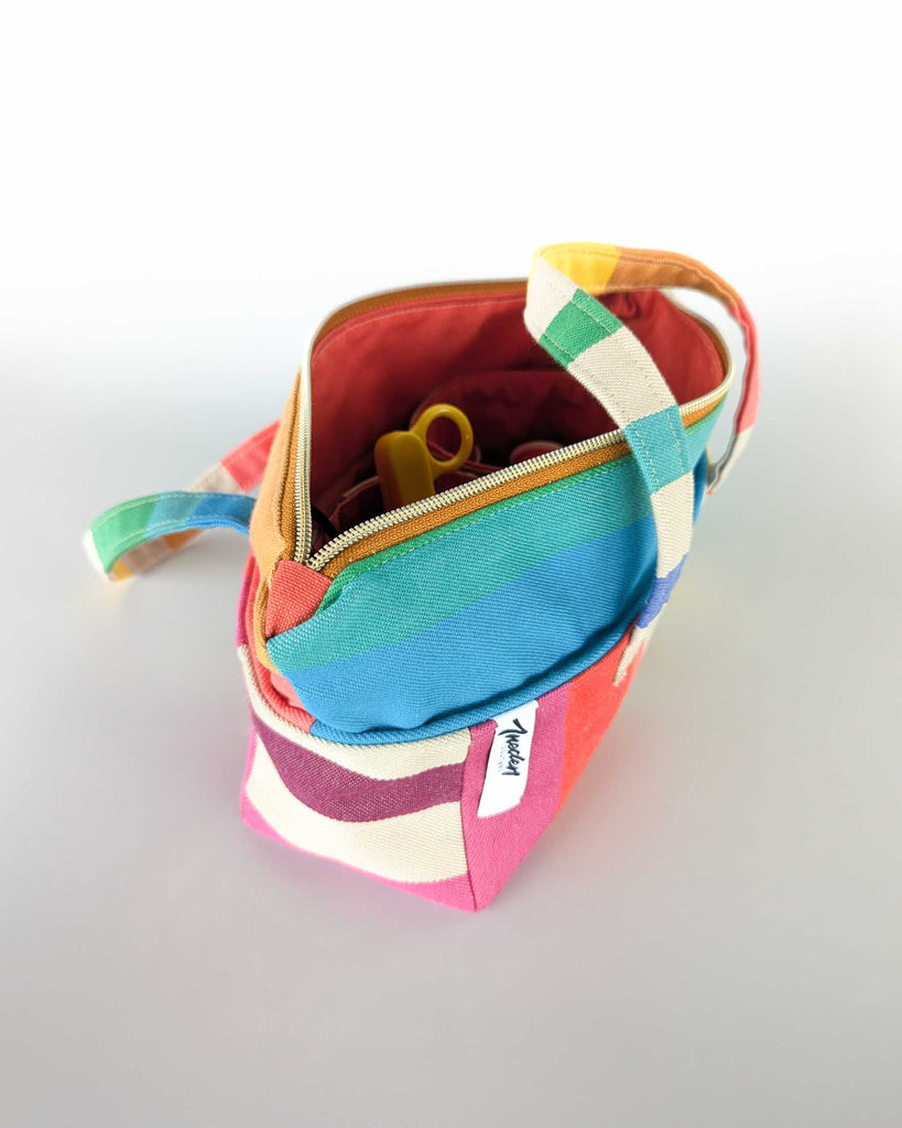 Trousse Argia ouverte laissant voir sa doublure orange 