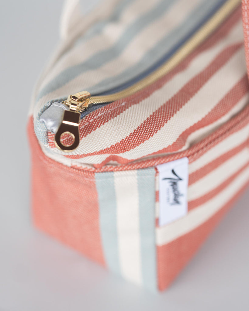 trousse Ineden couture, tissu rayé bleu banc rose, curseur doré