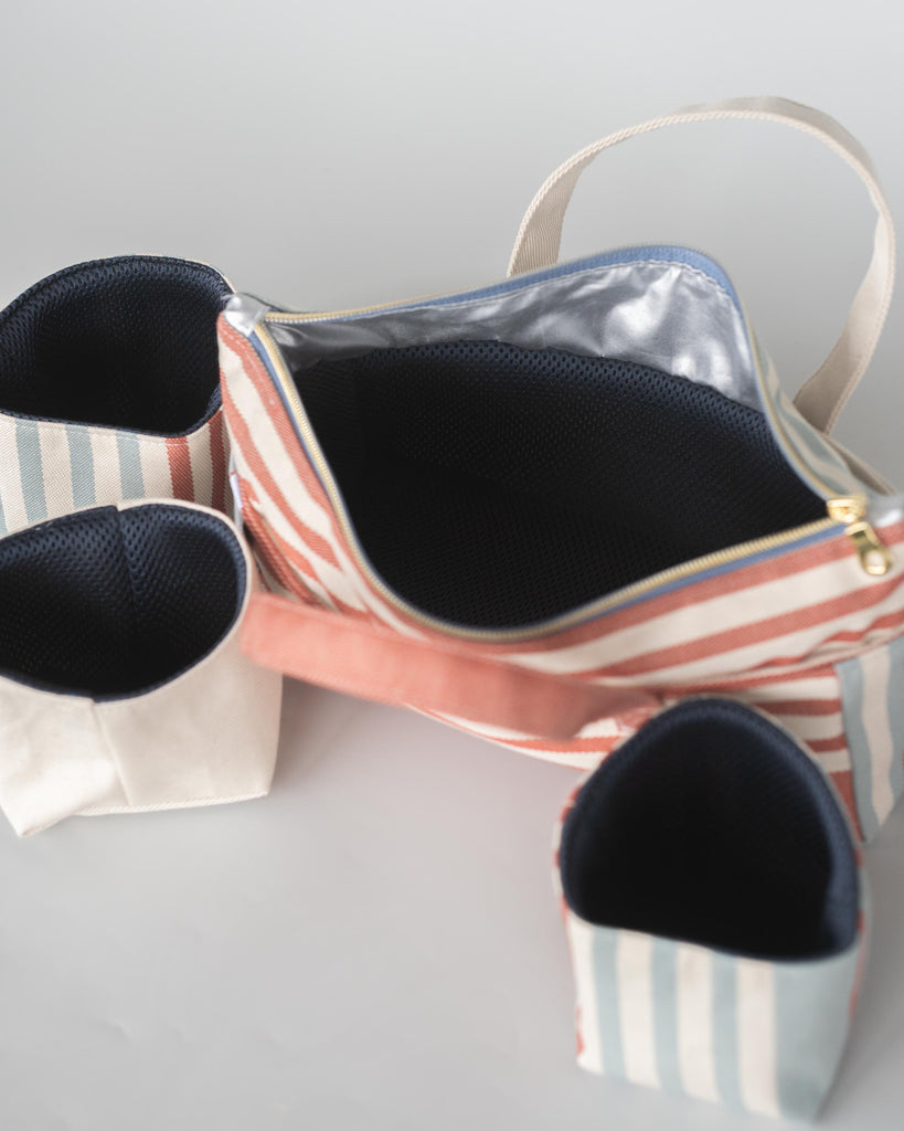 trousse rayée bleu blanc rose, ouerte, fnd bleu marine, 3 panières assorties